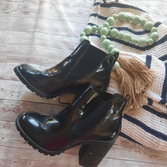 STEVE MADDEN Lyonn Patent Ankle Bootie - Picture 5 of 10